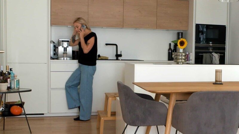 Anna telefonierend und wartend. – Bild: ORF/SCHNITTSTELLE Anna telefonierend und wartend. – Bild: ORF/SCHNITTSTELLE