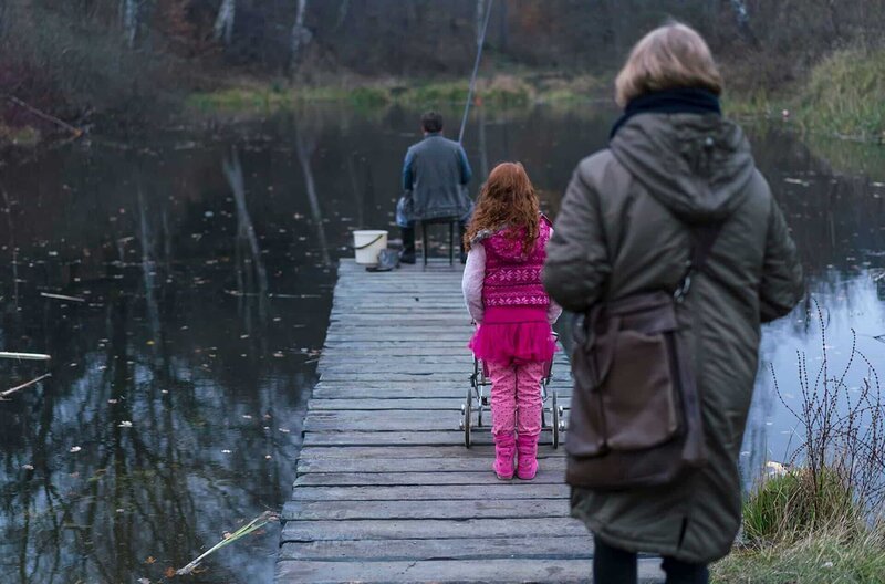 Für eine Story über drei vermisste Kinder trifft Journalistin Alicja auch deren Familien. – Bild: MDR/​Aurum Film/​Adam Golec