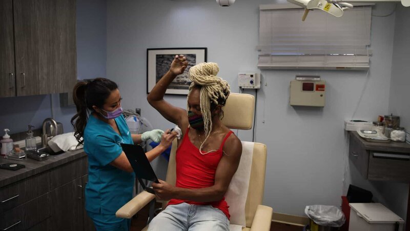 Dr. Lee marks up Tameru Logbichio during her procedure. – Bild: Discovery Communications, LLC