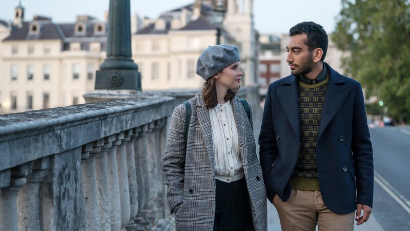 Ellie Haworth (Felicity Jones, l.); Rory McCallan (Nabhaan Rizwan, r.) – Bild: © Studiocanal GmbH /​ Sophie Mutevelian /​ Sophie Mutevelian