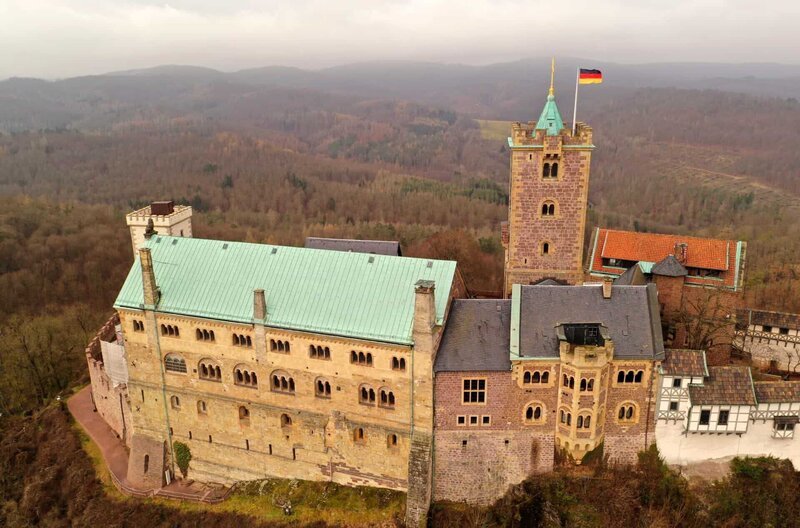 In seinem Versteck auf der Burg übersetzte Luther als  Junker Jörg die Bibel ins Deutsche. – Bild: MDR/​Falk Fleischer