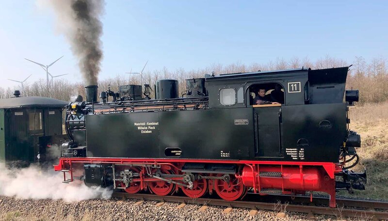 Dampflok 11 der Mansfelder Bergwerksbahn ist nach der langwierigen Hauptuntersuchung seit April 2021 wieder im Einsatz. – Bild: SWR