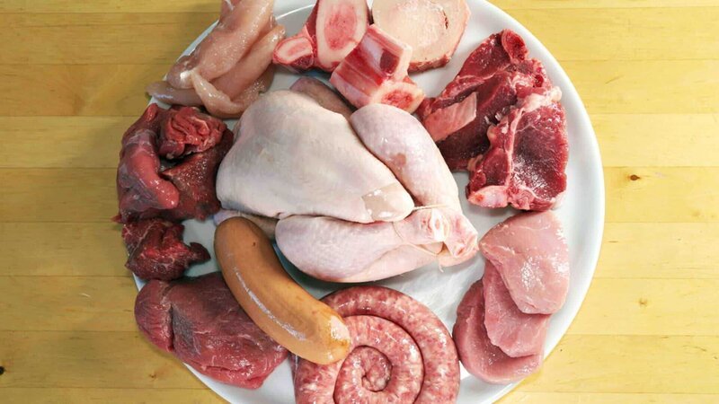 NZZ Format Wie lange essen wir noch Tiere? Fleischplatte Copyright: SRF/NZZ Format – Bild: SRF/NZZ Format NZZ Format Wie lange essen wir noch Tiere? Fleischplatte Copyright: SRF/NZZ Format – Bild: SRF/NZZ Format