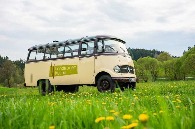 Der Bus der Landfrauen. – Bild: Moritz Sonntag /​ BR, megaherz gmbh /​ BR/​megaherz gmbh/​Moritz Sonntag