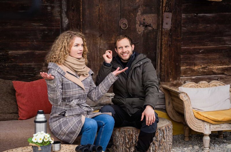 Maja (Christina Arends, l.) und Florian (Arne Löber, r.) wollen sich nicht weiter auseinandertreiben lassen. – Bild: ARD/​Jenrick Mielke