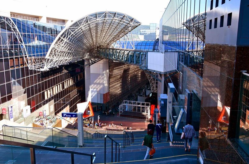 Kyoto Station – der futuristische Bau von Hiroshi Hara setzte in den neunziger Jahren Maßstäbe in der Bahnhofsarchitektur. Die Glas- und Stahlkonstruktion ist siebzig Meter hoch und 470 Meter lang. – Bild: SWR