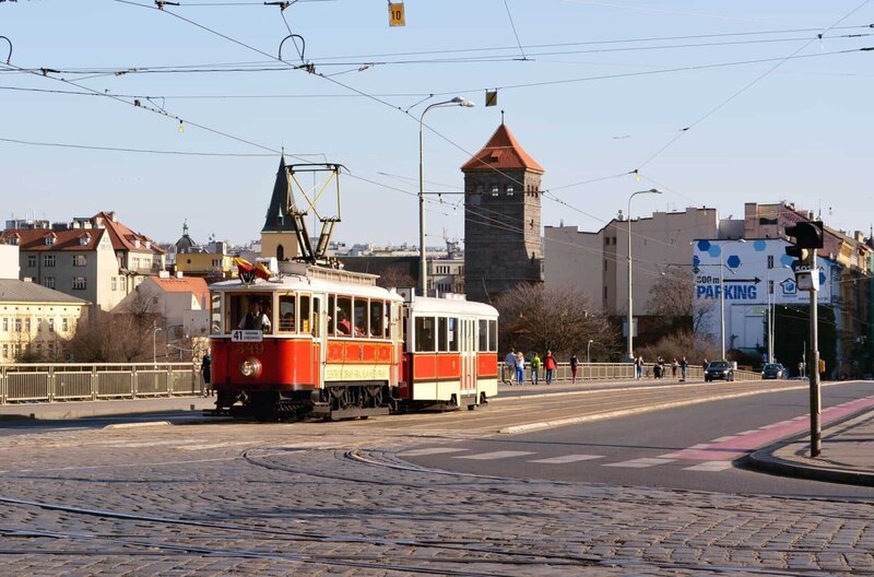 Vom Nahverkehrsmuseum Střešovice starten regelmäßig am Wochenende in der Sommersaison historische Straßenbahnen. Das nostalgische Fahrzeug-Ambiente und der Blick auf das historische Prag mit seiner wunderschönen Architektur sollte sich niemand entgehen lassen. – Bild: BR/​SWR