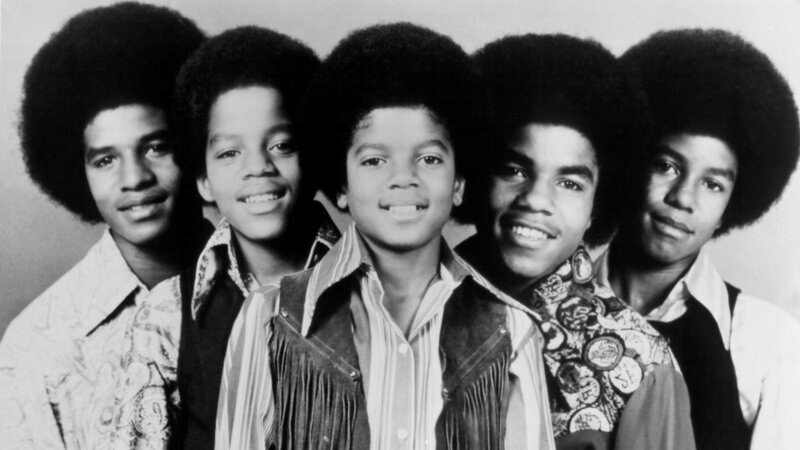Michael Joseph Jackson wurde als siebtes von neun Kindern geboren. Als Leadsänger der Band „Jackson Five“ feierte der damals sieben Jahre alte Michael gemeinsam mit vier seiner Brüder erste musikalische Erfolge. – Bild: BILD