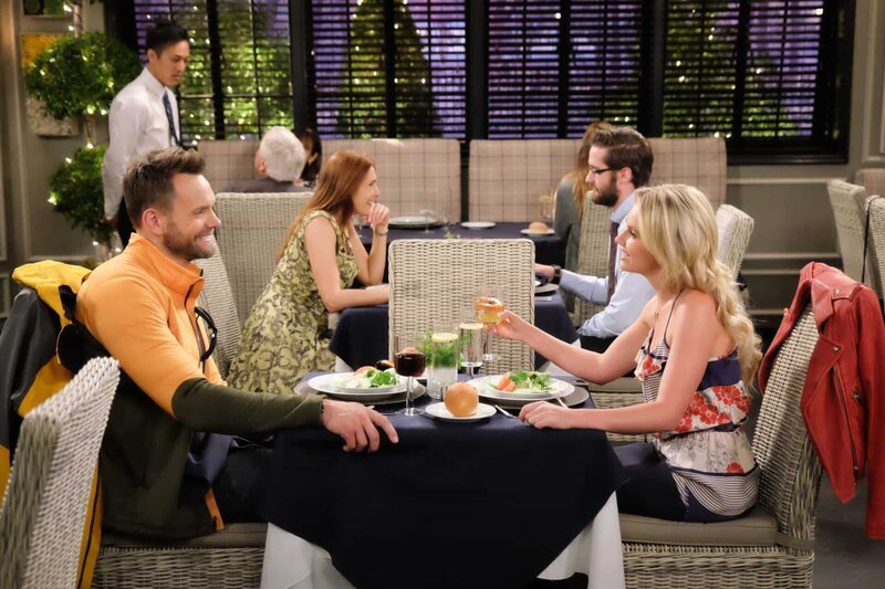 Jack Gordon (Joel McHale, l.); Sarah (Kimberley Crossman, r.) – Bild: 2016 CBS Broadcasting, Inc. All Rights Reserved. /​ Darren Michaels Lizenzbild frei