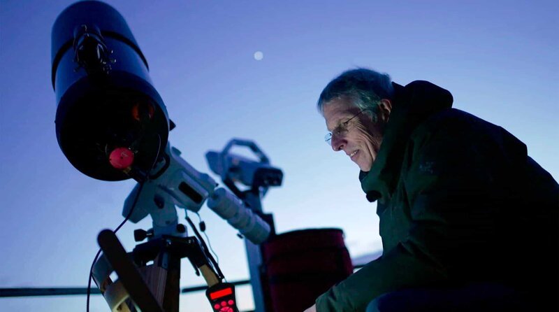 Amateur-Astronom Rolf Hempel auf dem Drachenfels: Seine Spezialität sind detaillierte Aufnahmen von der Mondoberfläche. – Bild: WDR