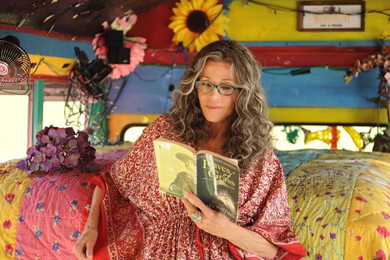 Grace (Jane Fonda) hängt noch immer dem alten Hippie-Ideal der Sixties-Generation nach. – Bild: ARD Degeto
