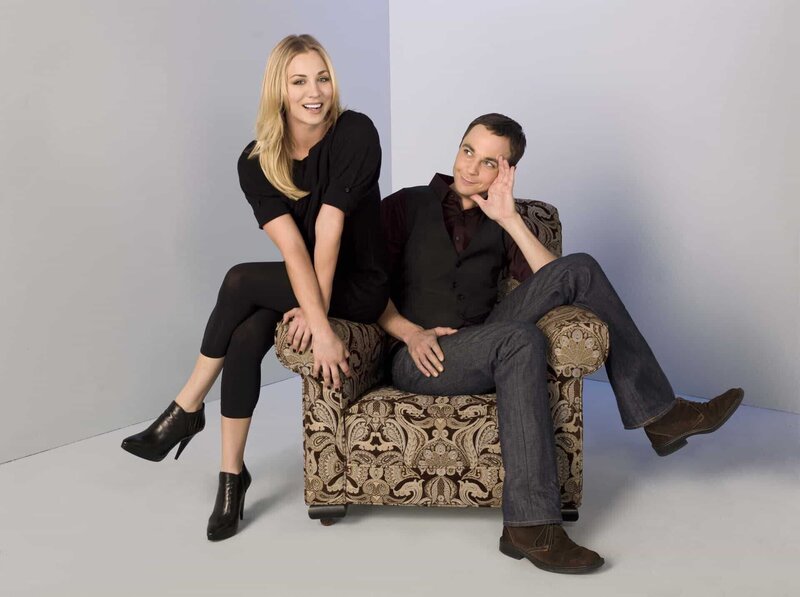 L-R: Obwohl sie so unterschiedlich sind, wie es nur sein kann, sind Penny (Kaley Cuoco) und Sheldon (Jim Parsons) gute Freunde – Bild: Warner Bros. Television Lizenzbild frei