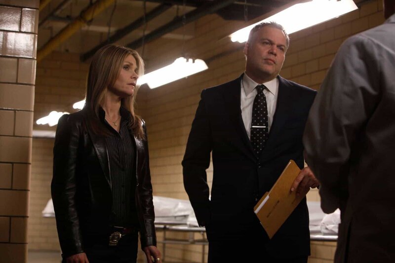 LAW & ORDER: CRIMINAL INTENT -- „Cadaver“ -- Pictured: (l-r) Kathryn Erbe as Detective Alex Eames, Vincent D’Onofrio as Detective Robert Goren -- Photo by: Will Hart/​USA Network – Bild: 13th Street