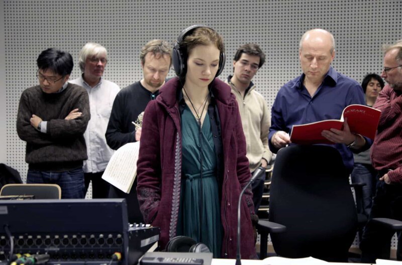 Hilary Hahn (Mi.) mit dem Dirigenten Paavo Järvi (3.v.r.) und Mitgliedern der Deutschen Kammerphilharmonie Bremen – Bild: Nightfrog /​ © Nightfrog