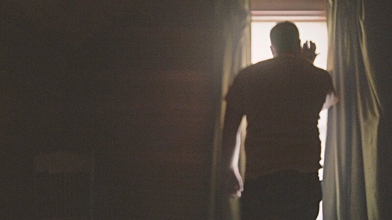 Ein Mensch steht neben dem Fenster – Bild: box MKTSTILL /​ © Crime + Investigation /​ A+E Networks
