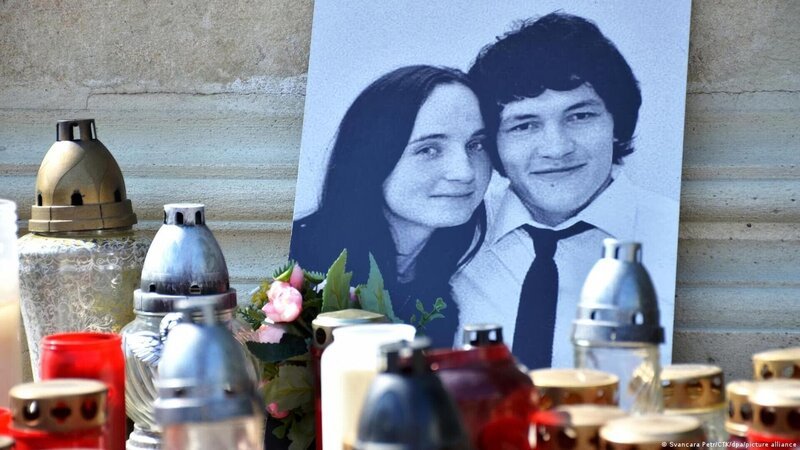 Kerzen zum Gedenken an den ermordeten slowakischen Investigativreporter Jan Kuciak, 27, und seine Verlobte Martina – Bild: dw.com