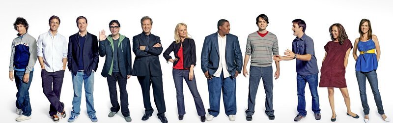 (32. Staffel) – (v.l.n.r.) Andy Samberg, Seth Meyers, Jason Sudeikis, Fred Armisen, Darrell Hammond, Amy Poehler, Kenan Thompson, Bill Hader, Will Forte, Maya Rudolph und Kristen Wiig … – Bild: NBC Productions Lizenzbild frei