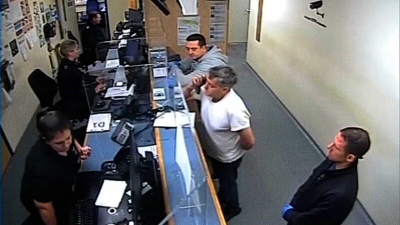 Andrew Jones (im weißen Shirt) bei der Polizei Die Verwendung des sendungsbezogenen Materials ist nur mit dem Hinweis und Verlinkung auf RTL+ gestattet. – Bild: RTL