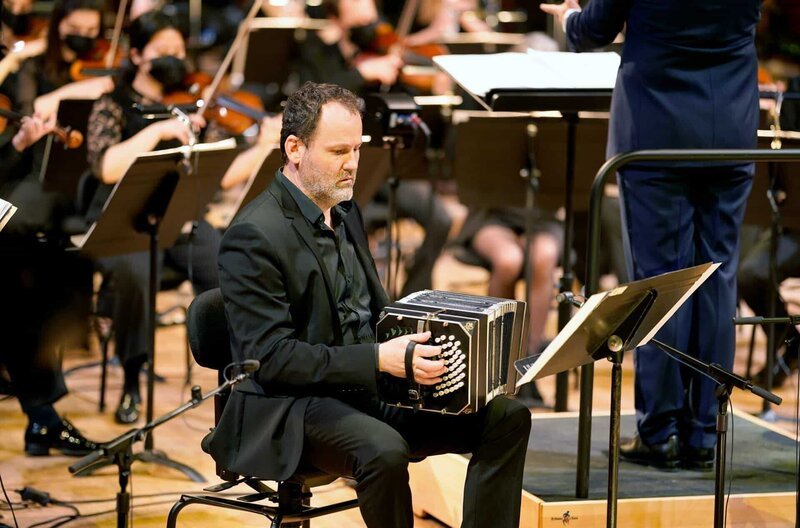 Richard Galliano am Bandoneon: Anlässlich des 100. Geburtstags von Astor Piazzolla verbindet das Orchestre Philharmonique de Radio France traditionelle und moderne Tangoklänge zu einem einzigartigen Konzert. – Bild: Christophe Abramowitz / © Christophe Abramowitz Richard Galliano am Bandoneon: Anlässlich des 100. Geburtstags von Astor Piazzolla verbindet das Orchestre Philharmonique de Radio France traditionelle und moderne Tangoklänge zu einem einzigartigen Konzert. – Bild: Christophe Abramowitz / © Christophe Abramowitz
