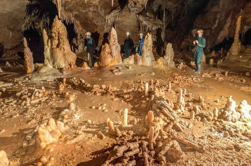 Ein Forscherteam fand heraus, dass die in der Grotte von Bruniquel aufgefundenen Gebilde vor 176.000 Jahren von Neandertalern angelegt wurden. Wie und warum konstruierten die Steinzeitmenschen diese Tropfsteinstruktur? – Bild: ARTE France /​ © Luc-Henri Fage/​Gedeon Programmes/​Felisprod
