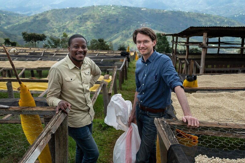 Gut gebrüht! Kaffeegenuss ohne Reue Allan Mubiru und Xaver Kitzinger setzen sich für nachhaltigen und fairen Kaffee ein. SRF/​ZDF/​Alexander Probst – Bild: SRF2