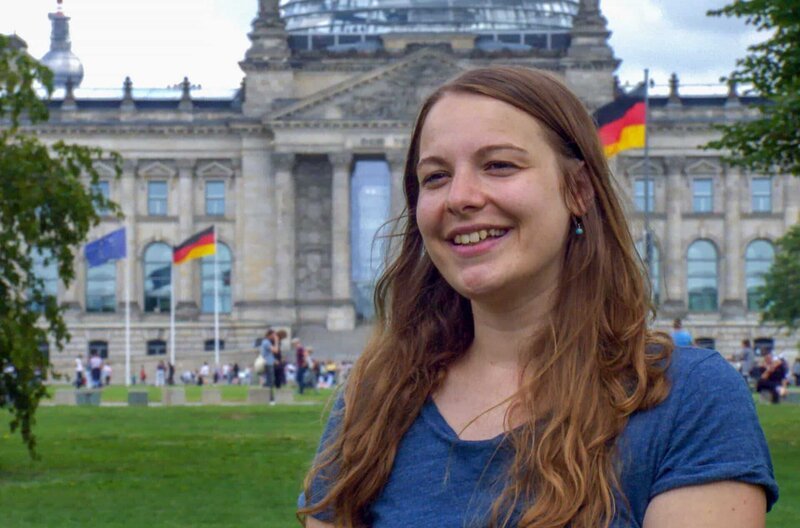 Die Berliner Verhaltensökologin Sophia Kimmig erforscht das Leben der Stadtfüchse. – Bild: ZDF /​ © Roland Gockel