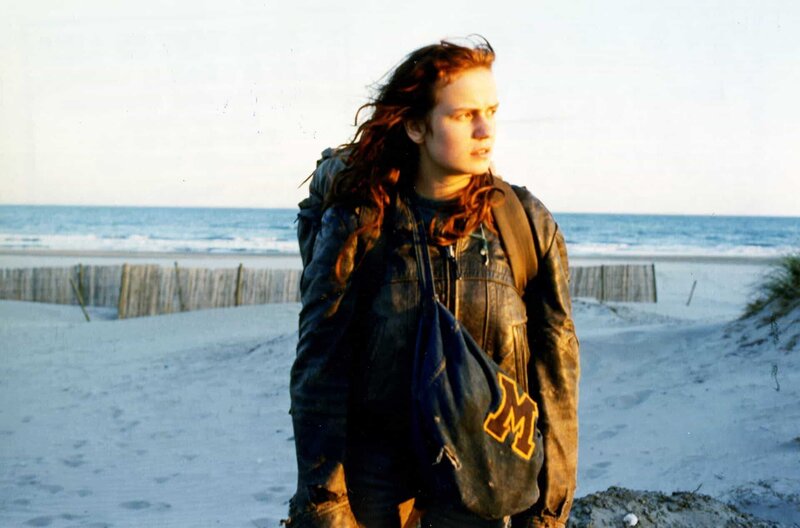 Vogelfrei – Bild: Ciné-Tamaris /​ Mona (Sandrine Bonnaire) ist eine junge Vagabundin, die sich durchzuschlagen versucht: Per Anhalter fährt sie ziellos von einem Ort zum anderen.