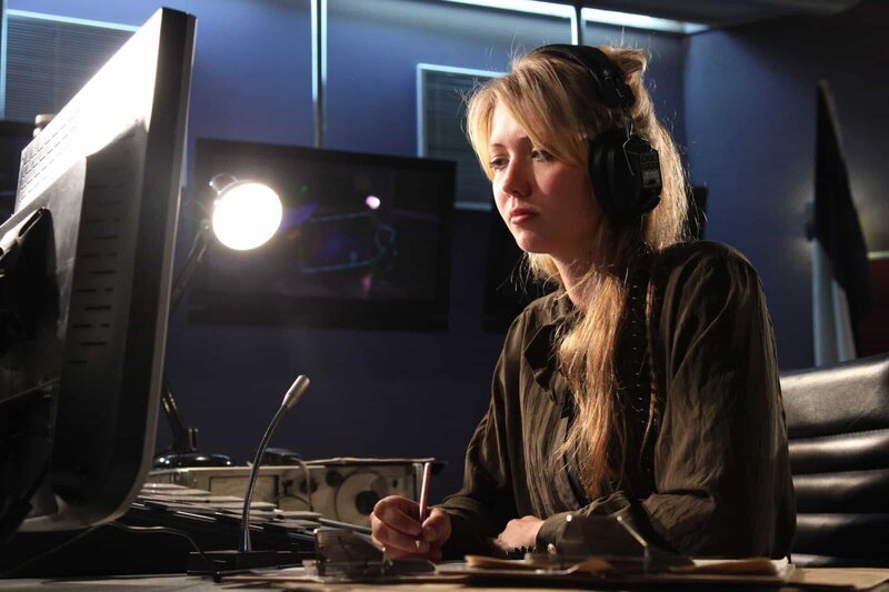 Schauspielerin in einer Szene in der Flugsicherung. – Bild: National Geographic Channels