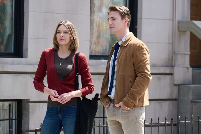 Piper (Aimee Teegarden) zieht für einen Neuanfang nach New York, wo sie Austin (Evan Roderick), einen Schriftsteller, kennenlernt. – Bild: 2022 BC LTD., All Rights Reserved.