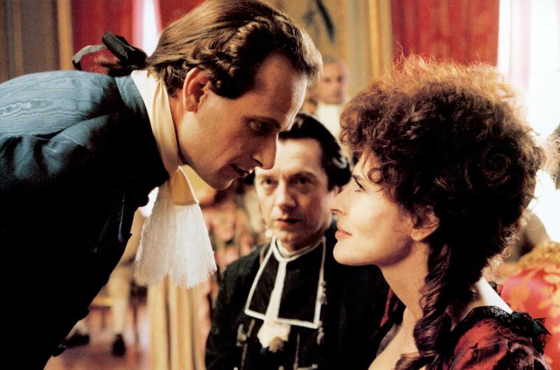 Ridicule - Von der Lächerlichkeit des Scheins – Bild: Polygram /​ Beim Spiel des ?Wettreimens? kommen Grégoire Ponceludon de Malavoy (Charles Berling) und die Kurtisane Madame de Blayac (Fanny Ardant) sich näher. Hofpriester Abbé de Vilecourt (Bernard Giraudeau, Mi.) blickt  …