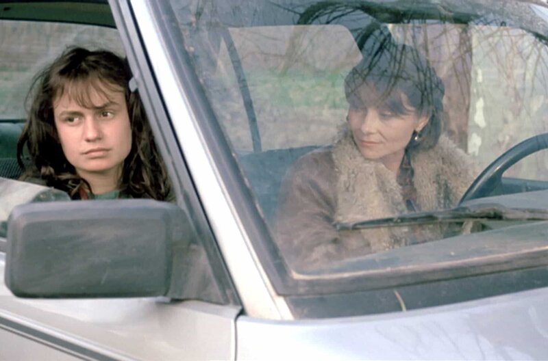 Vogelfrei – Bild: Ciné-Tamaris /​ Die Vagabundin Mona Bergeron (Sandrine Bonnaire, li.) macht flüchtige Bekanntschaften mit sehr verschiedenen Menschen. So auch mit der Professorin Madame Landier (Macha Méril, re.), die sie in ihrem Auto mitnimmt.