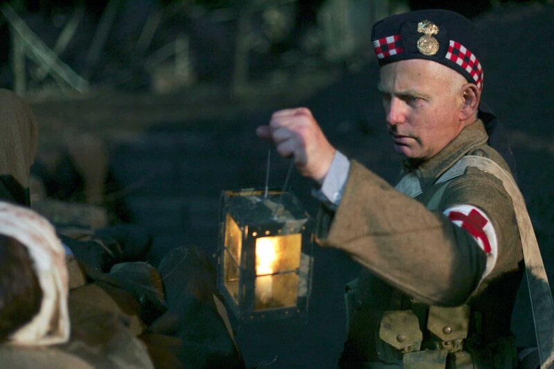 Merry Christmas – Bild: Jean-Claude Lother/​Nord-Ouest Productions /​ Der anglikanische Pfarrer Palmer (Gary Lewis) arbeitet als Krankenträger und steht den verwundeten schottischen Soldaten seelisch bei.