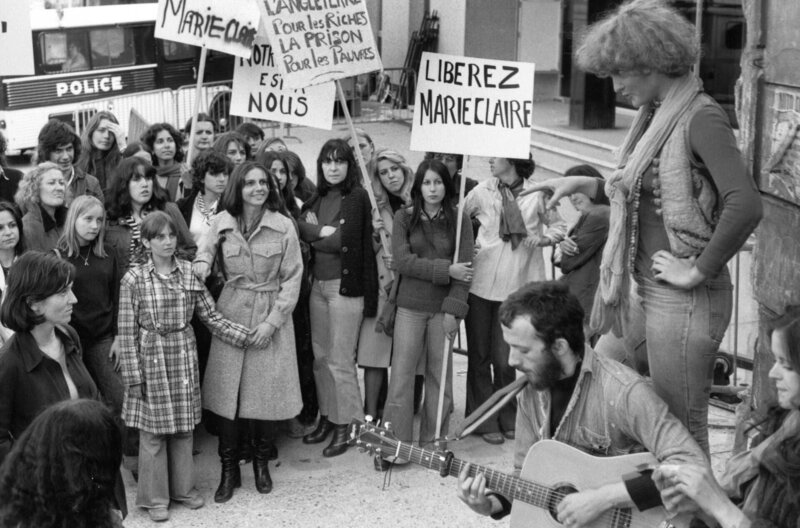 Die eine singt, die andere nicht – Bild: Ciné-Tamaris /​ Eine Demonstration für Frauenrechte in Bobigny, 1972: Zehn Jahre nach ihrer letzten Begegnung treffen sich Suzanne (Thérèse Liotard, in der Menge) und Pauline (Valérie Mairesse, re.) per Zufall wieder.