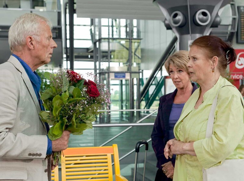 Charlotte (Ursula Karusseit, rechts) und Barbara (Uta Schorn) sind zu spät am Flughafen – als Otto (Rolf Becker) Charlotte dann einen Heiratsantrag macht, reagiert diese nicht gerade mit Freudensprüngen. Otto kann seine Enttäuschung nicht verbergen und lässt die beiden Frauen am Flughafen stehen. – Bild: MDR/​MDR/​Krajewsky