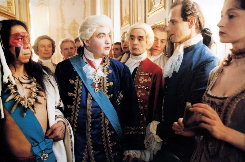 Ridicule - Von der Lächerlichkeit des Scheins – Bild: Polygram /​ Ludwig XVI. (Urbain Cancelier, Mi.) hält Hof und der junge Adelige Ponceludon de Malavoy (Charles Berling, re.) darf zumindest einmal ?Guten Tag? sagen.