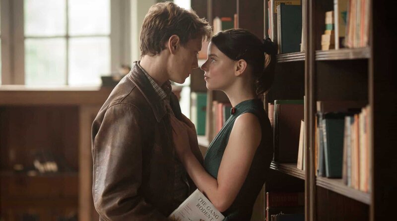 Jack (George MacKay) verliebt sich in die junge Bibliothekarin Allie (Anya Taylor-Joy). – Bild: MDR/LEONINE Studios Jack (George MacKay) verliebt sich in die junge Bibliothekarin Allie (Anya Taylor-Joy). – Bild: MDR/LEONINE Studios