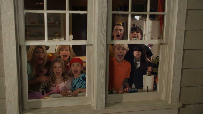 v.li.: Leni Loud (Eva Carlton), Lisa Loud (Lexi Janicek), Lola Loud (Ella Allan), Rita Loud (Jolie Jenkins), Lana Loud (Mia Allan), Lincoln Loud (Wolfgang Schaeffer), Luan Loud (Catherine Ashmore Bradley), Lucy Loud (Aubin Bradley), Luna Loud (Sophia Woodward) – Bild: Paramount