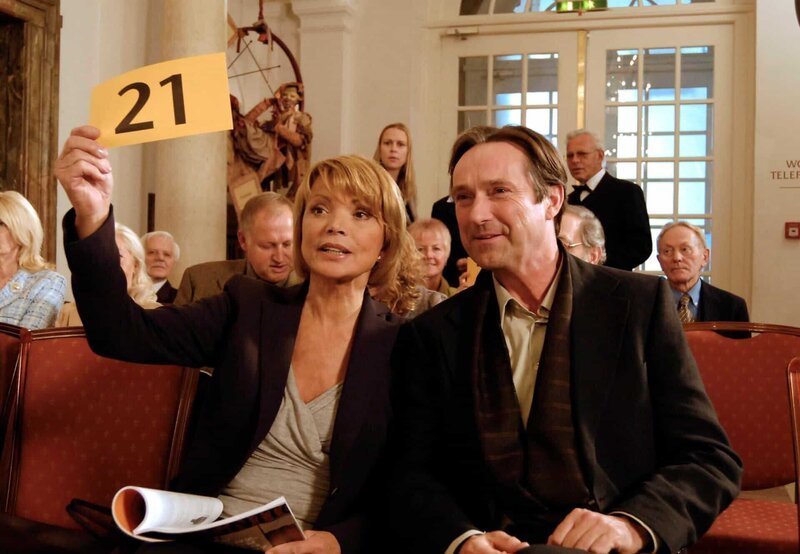 Barbara (Uschi Glas) besucht mit Marius (Helmut Zierl) eine Weinauktion. – Bild: HR/​Degeto/​Hans Seidenabel