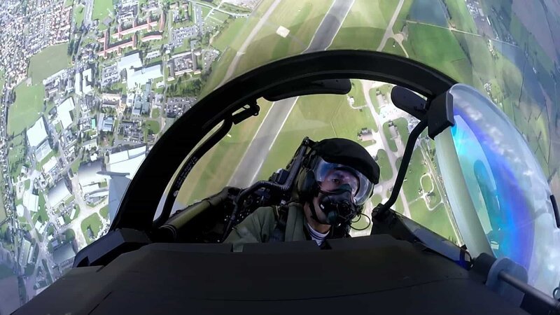 Eine Berufsgruppe, die weiß, wie sich extreme Beschleunigungen anfühlen: Piloten – Bild: ZDF und Jasper James/​Jasper James