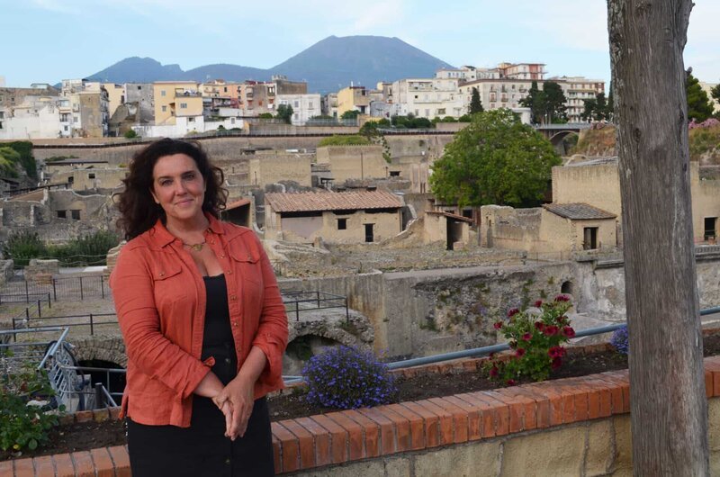 Bettany Hughes besucht Herculaneum – Bild: SANDSTONE GLOBAL PRODUCTIONS