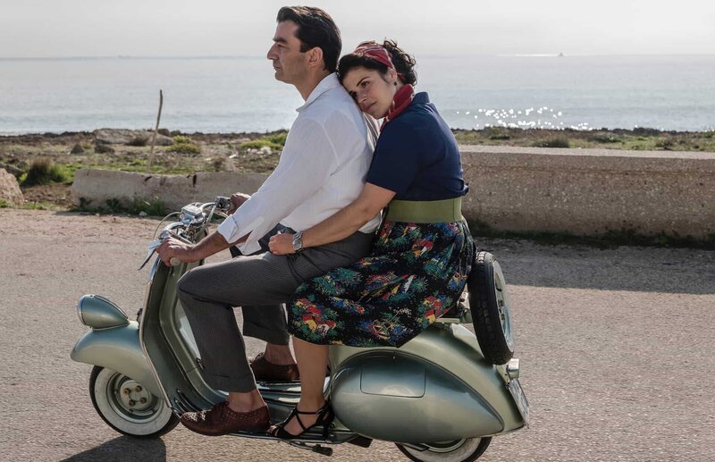 Aenne (Katharina Wackernagel) genießt Italien und ihre neue Liebe zu Massimo Russo (Michele Cuciuffo). – Bild: ZDF und SWR/​Hardy Brackmann.