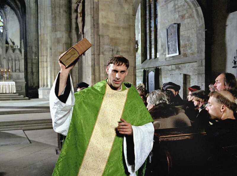 Ein bibeltreuer Christ: Der Reformator Luther (Joseph Fiennes). – Bild: ARD Degeto