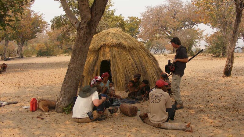 Ein Filmteam bei den San, einem der ältesten afrikanischen Volksstämme. – Bild: ZDF und BBC/​M Lightbody./​BBC/​M Lightbody