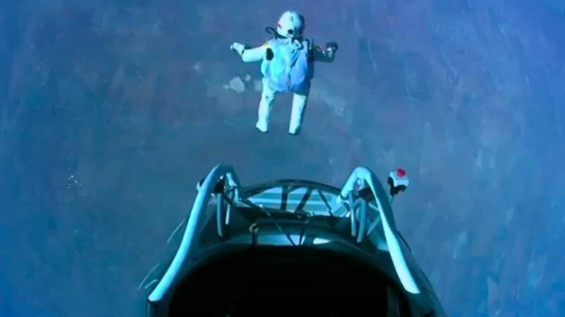 Bei seinem Sprung aus einer Raumkapsel durchbrach Felix Baumgartner 2012 als erster Fallschirmspringer der Welt die Schallmauer. Seine Spitzengeschwindigkeit betrug 1342 Stundenkilometer. – Bild: ZDF und pa/​photoshot