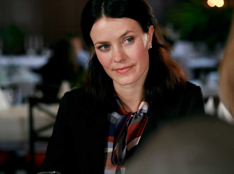 Anna (Kathrine Fagerland) wartet auf Varg Veum. – Bild: ARD Degeto/​Miso Film/​SF Norge/​O.