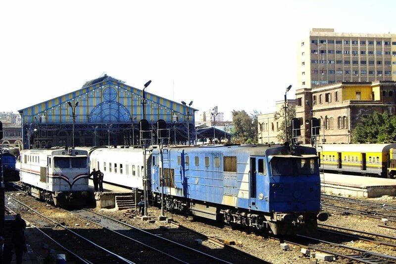 Bahnhof Alexandria – Ausfahrt des Zuges auf der ältesten Bahnstrecke Afrikas in Richtung Kairo. – Bild: SWR/​Alexander Schweitzer