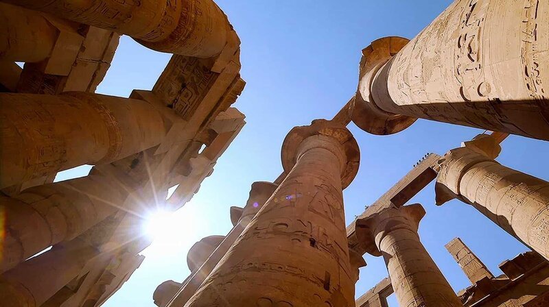 Ein deutsch-ägyptisches Team sucht mitten in Kairo nach den Spuren des größten Tempels der Pharaonen und nach Antworten darauf, warum das Heiligtum vor mehr als 2000 Jahren aufgegeben wurde. – Bild: phoenix/​ZDF