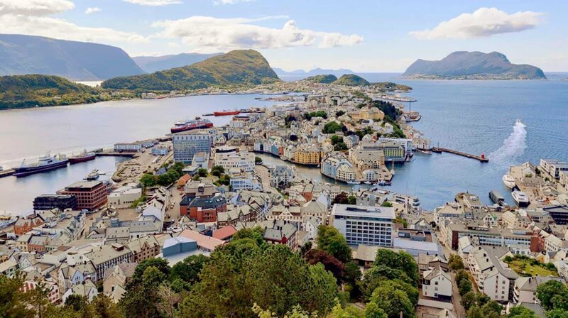 Die maritime Entdeckungsreise beginnt in Ålesund, der größten Stadt der Provinz, mit ihren für Norwegen ungewöhnlichen Jugendstilhäusern. – Bild: phoenix/​ZDF/​TAG/​TRAUM Filmproduktion