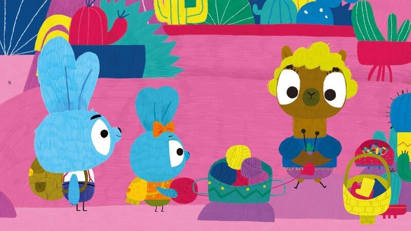 Das sockenstrickende Lama Larry (re.) hat leider alle Socken viel zu groß gestrickt. Bop (li.) und Boo (mi.) machen aus den Socken kurzerhand witzige Handpuppen. – Bild: 2020 publishing house Glowberry Books LLC