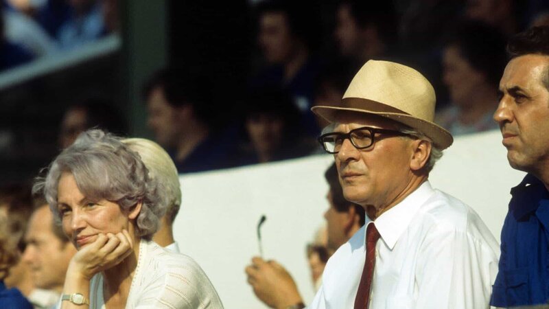 Staatsratsvorsitzender Erich Honecker (M.) und Ehefrau Margot Honecker (l.) mit Egon Krenz (r.) anlässlich einer Parade in Berlin; Aufnahmedatum unbekannt. – Bild: ZDF und imago stock&people/​imago stock&people